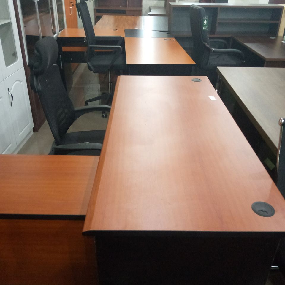 Bureaux (1m40, 60...) et Chaises