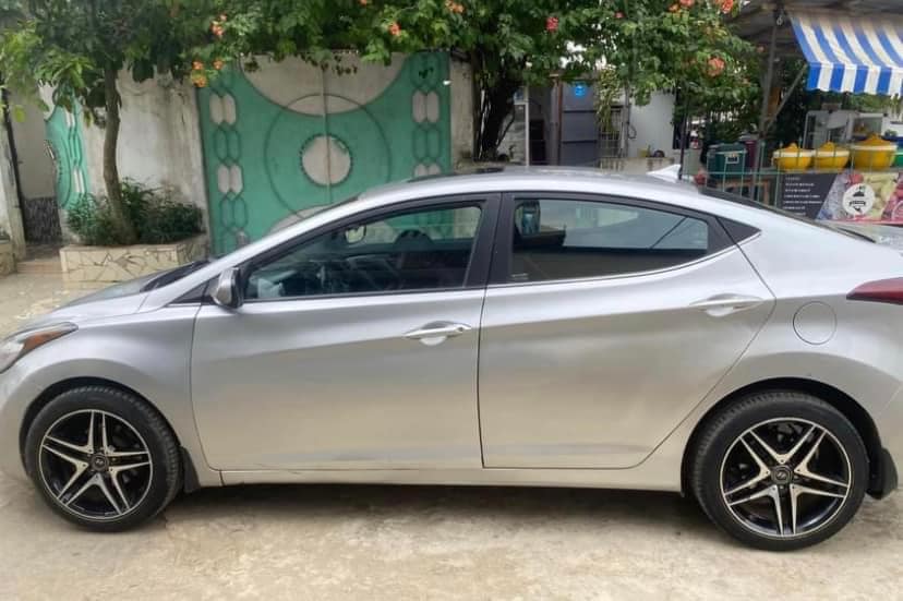 HYUNDAI ELANTRA — photo 2