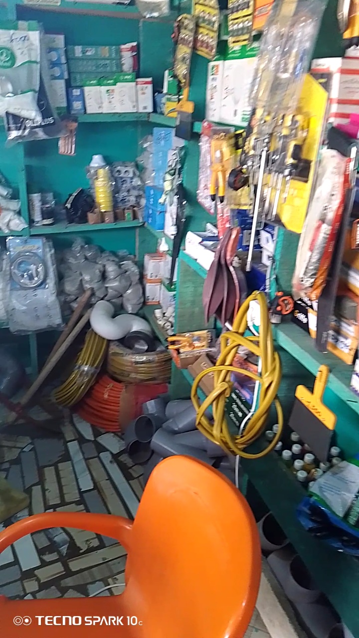 Vente de quincaillerie entière