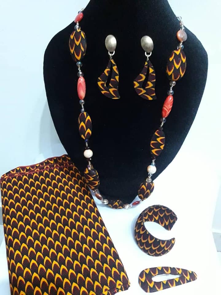 Chaînes, Boucles d'Oreilles, Bracelets et Foulards — photo 7