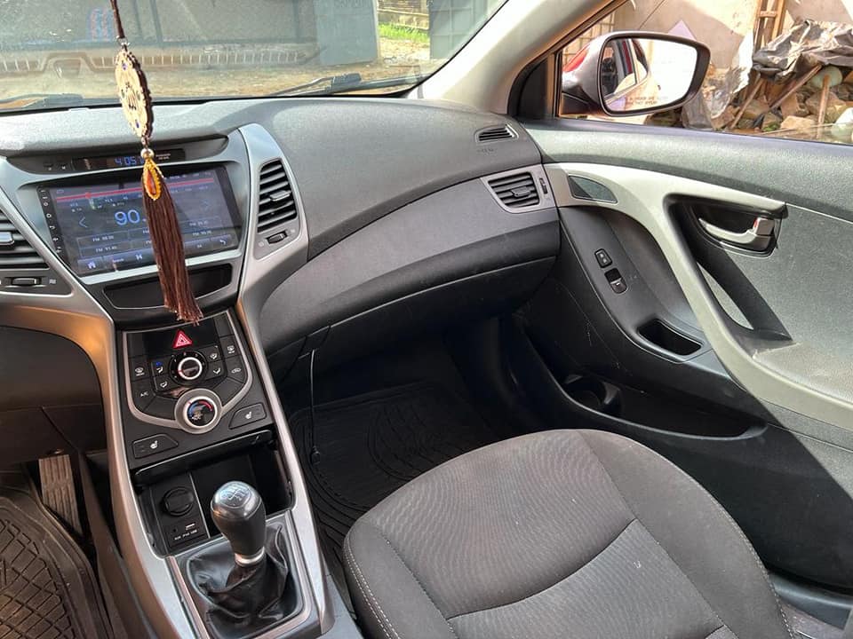 HYUNDAI ELANTRA — photo 2