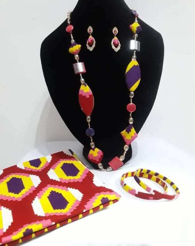 Chaînes, Boucles d'Oreilles, Bracelets et Foulards — photo 13