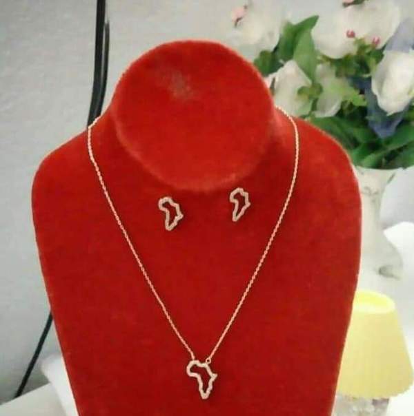 Chaine Carte d'Afrique + Boucle d'Oreille