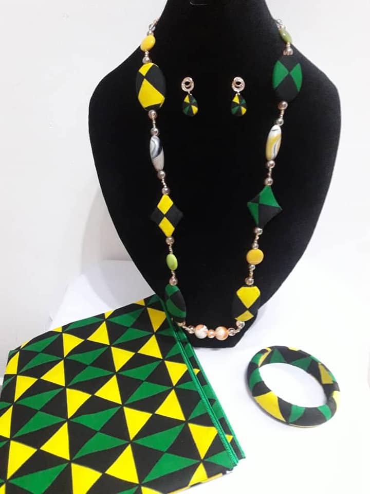 Chaînes, Boucles d'Oreilles, Bracelets et Foulards — photo 10