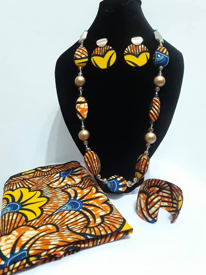 Chaînes, Boucles d'Oreilles, Bracelets et Foulards — photo 3