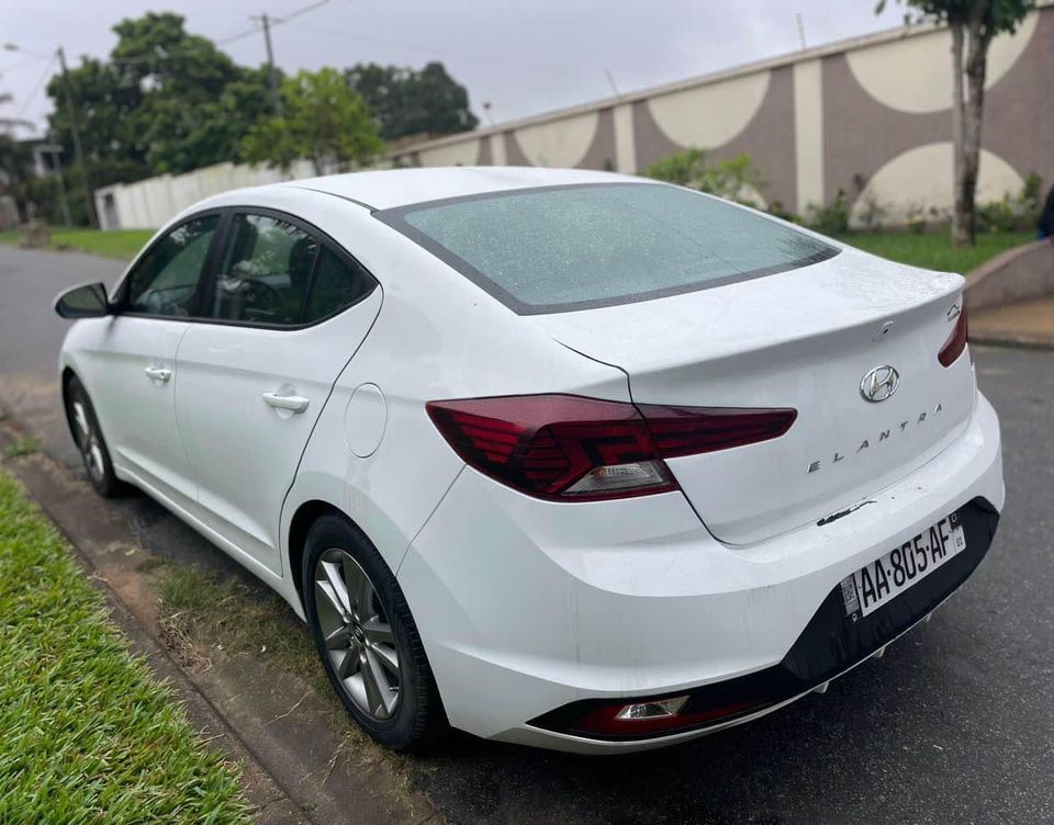 HYUNDAI ELANTRA 2019 — photo 3