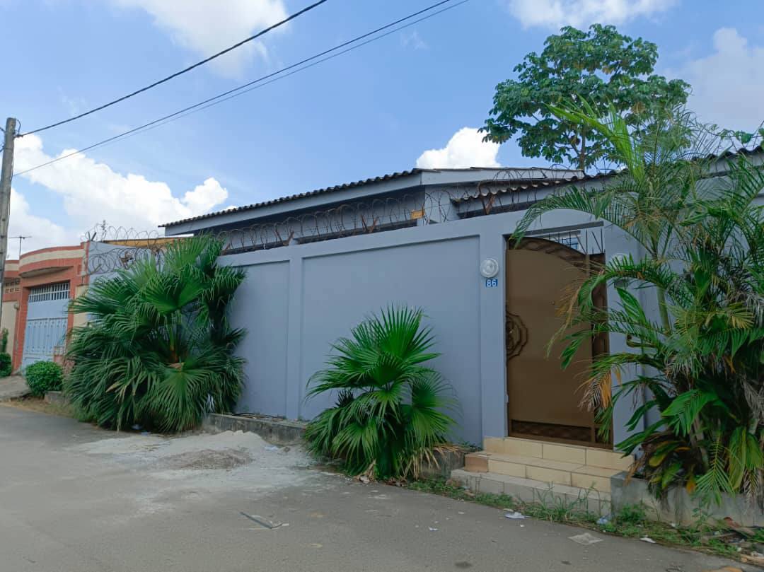 LOCATION – MAISON BASSE 4 PIÈCES Cité Les FIGUIERS – Cocody — photo 2