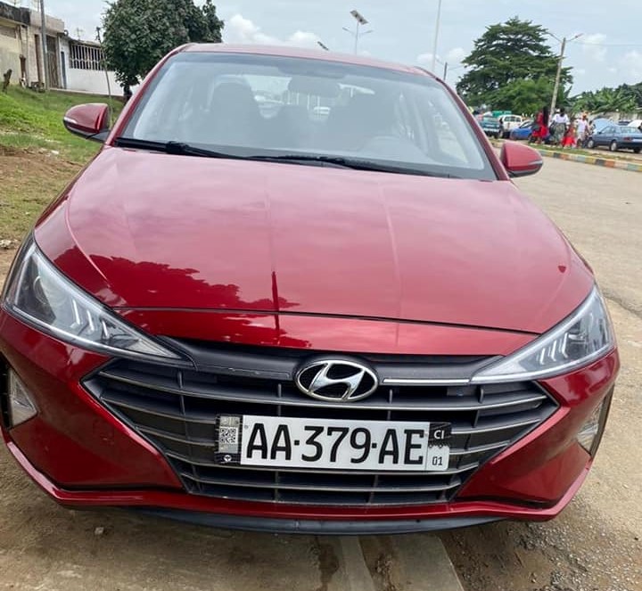 HYUNDAI ELANTRA — photo 3