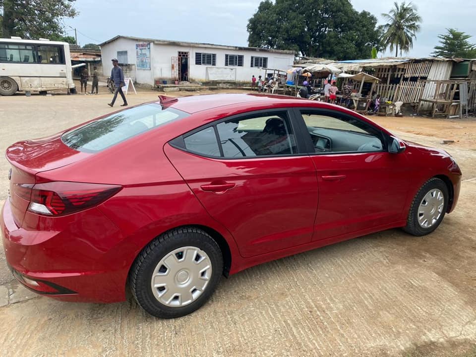 HYUNDAI ELANTRA — photo 2