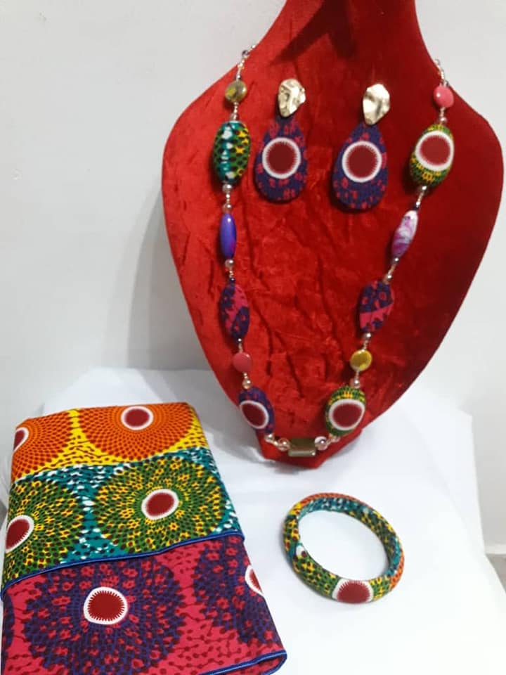 Chaînes, Boucles d'Oreilles, Bracelets et Foulards