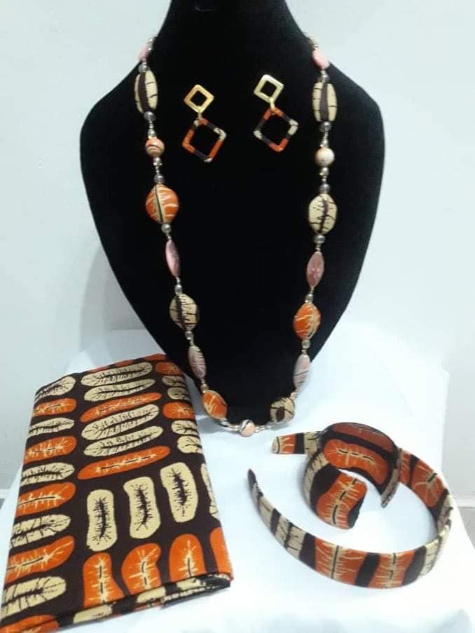 Chaînes, Boucles d'Oreilles, Bracelets et Foulards — photo 12