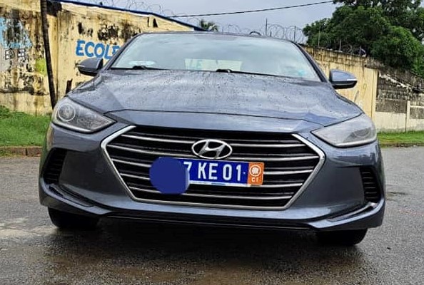 HYUNDAI ELANTRA — photo 3