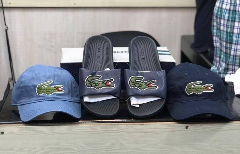 Claquette en gomme Lacoste + Casquette — photo 5
