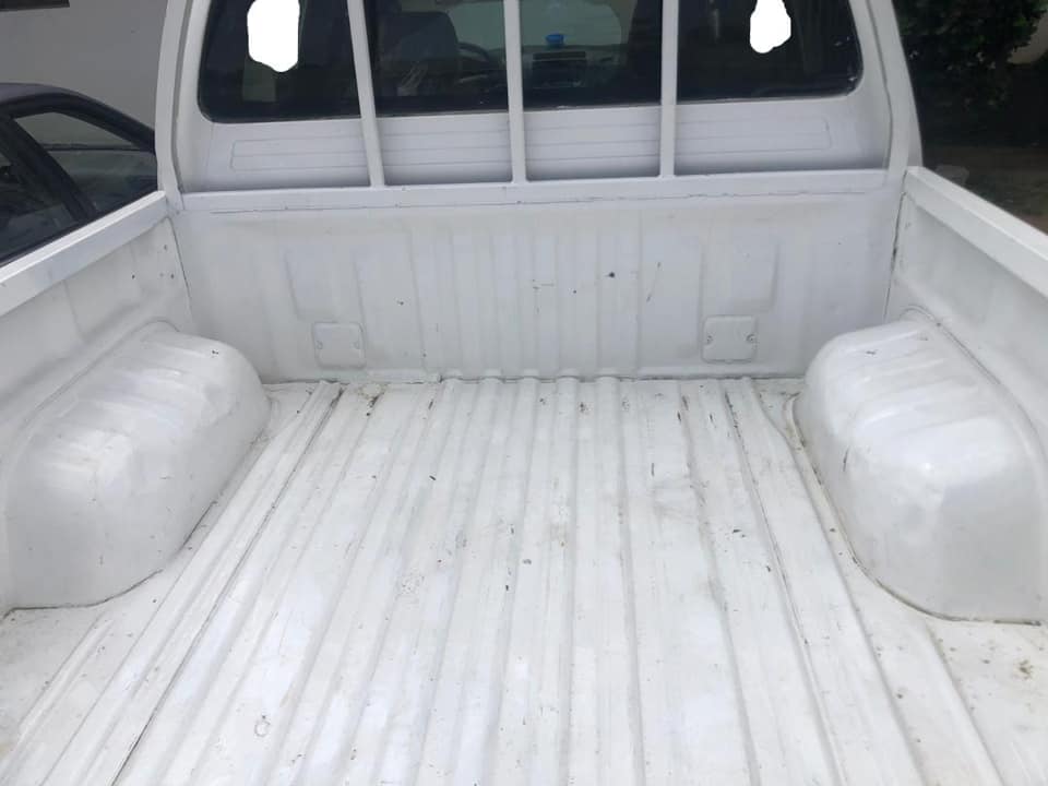 Toyota Hilux 2000 Boite Manuelle Essence V4 — photo 5