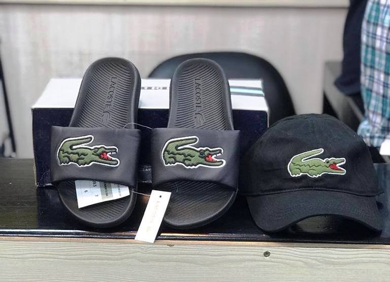 Claquette en gomme Lacoste + Casquette — photo 4