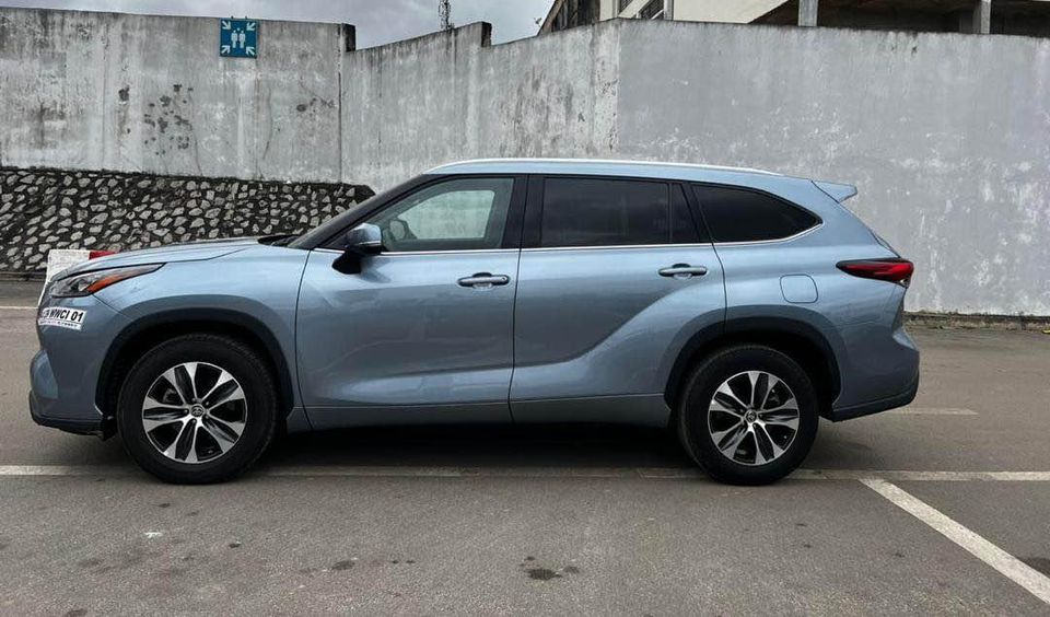 TOYOTA HIGHLANDER XLE — photo 2