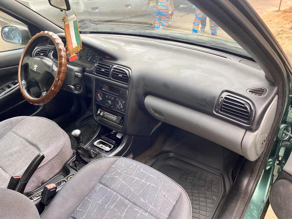 Voiture Peugeot 406 — photo 2