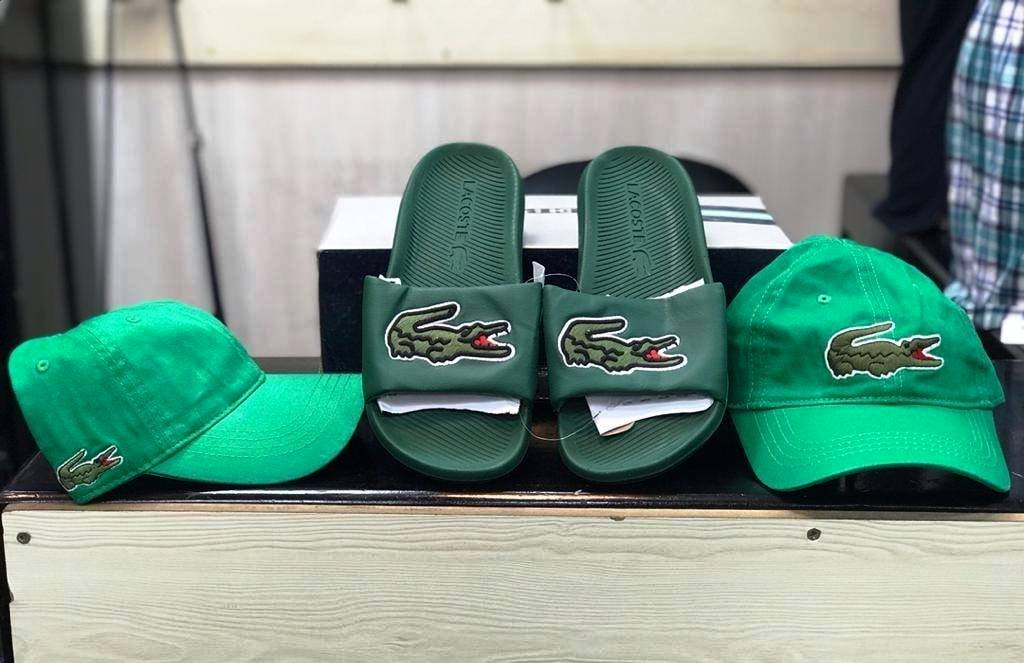 Claquette en gomme Lacoste + Casquette — photo 3