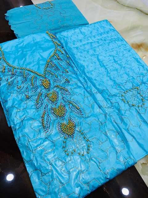 Bazin Perlé Accompagné Du Pagne Et Du Foulards — photo 5