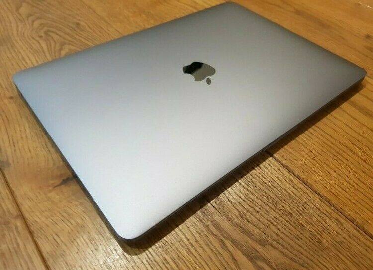MacBook Pro Touch Bar i5 — photo 2