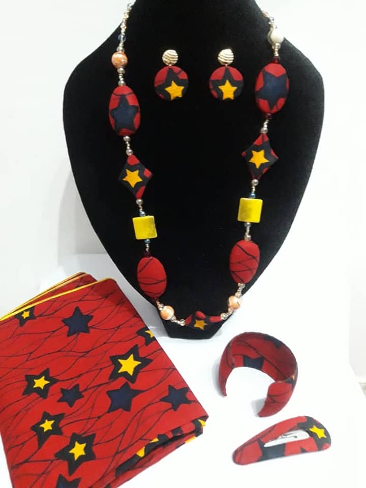 Chaînes, Boucles d'Oreilles, Bracelets et Foulards — photo 8
