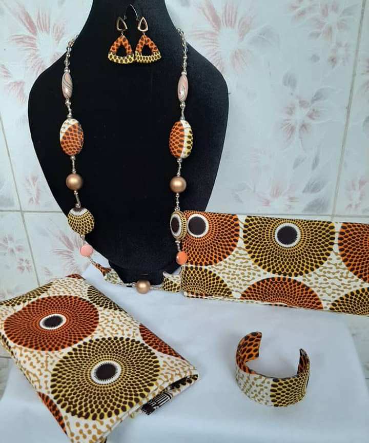 Chaînes, Boucles d'Oreilles, Bracelets et Foulards — photo 9