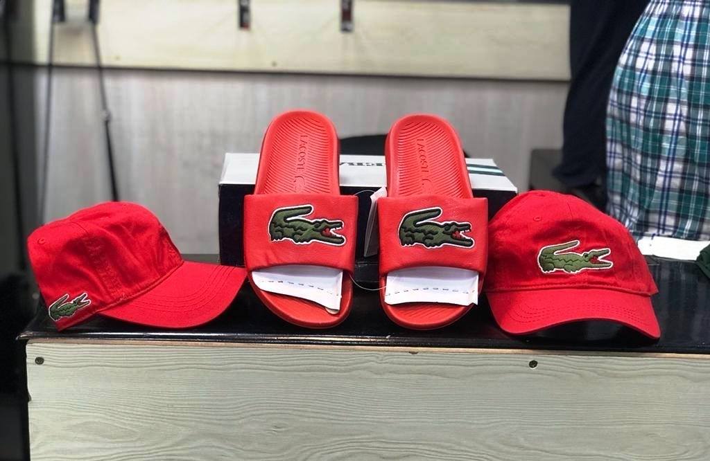 Claquette en gomme Lacoste + Casquette — photo 2
