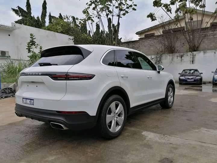 PORSCHE CAYENNE — photo 2