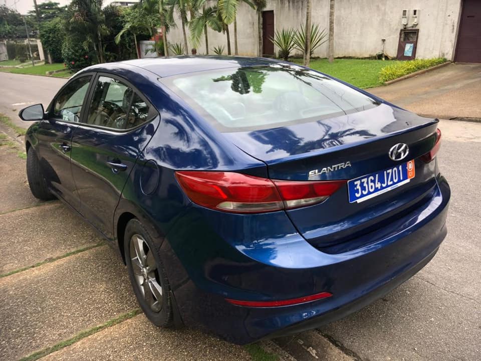 Hyundai Elantra — photo 2