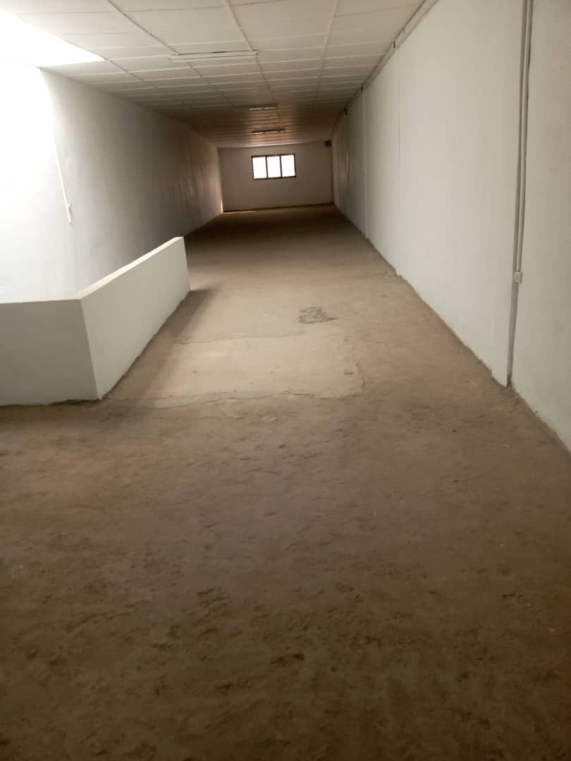 Entrepôt d'une contenance de 800m² couvert