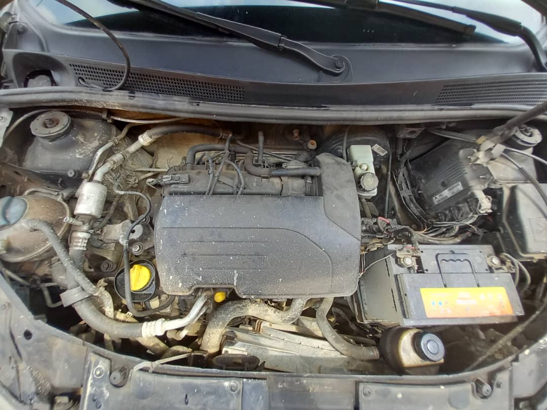 RENAULT LOGAN 2013 — photo 2