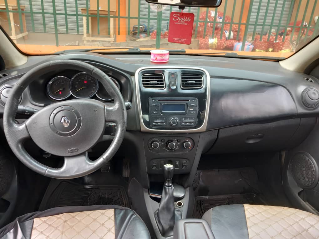 RENAULT LOGAN 2013 — photo 3