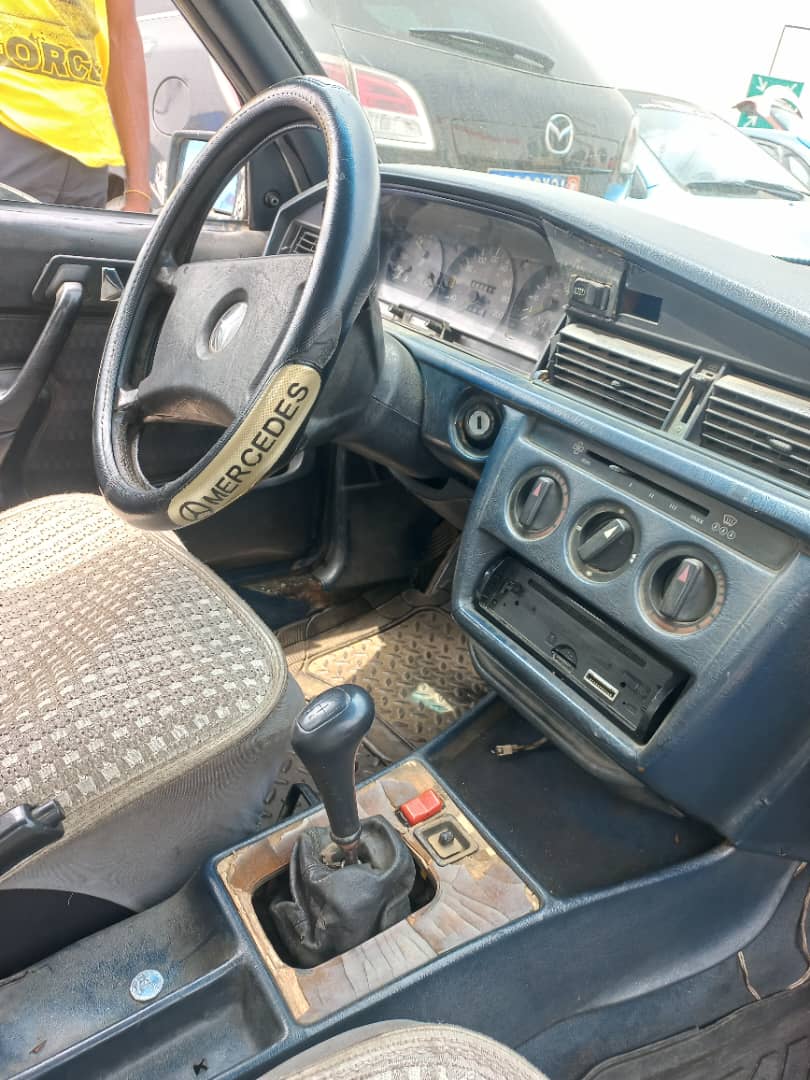 MERCEDES 190 — photo 2