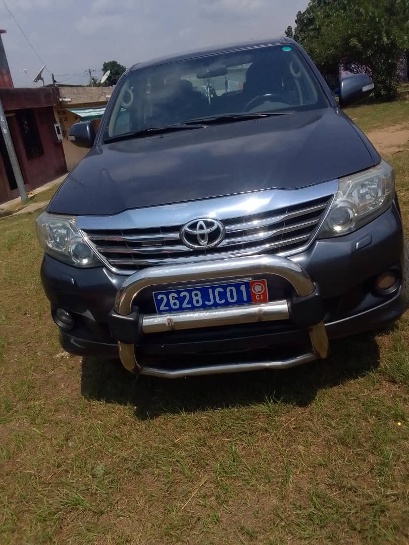 TOYOTA FORTUNER 2012