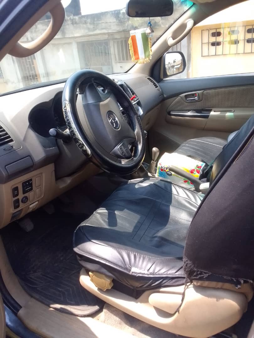 TOYOTA FORTUNER 2012 — photo 2