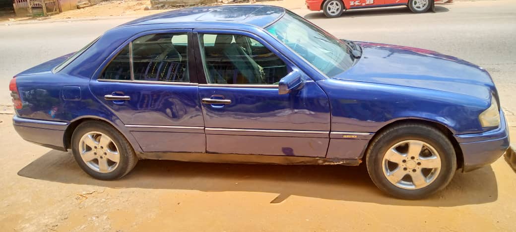 MERCEDES C-CLASS — photo 4