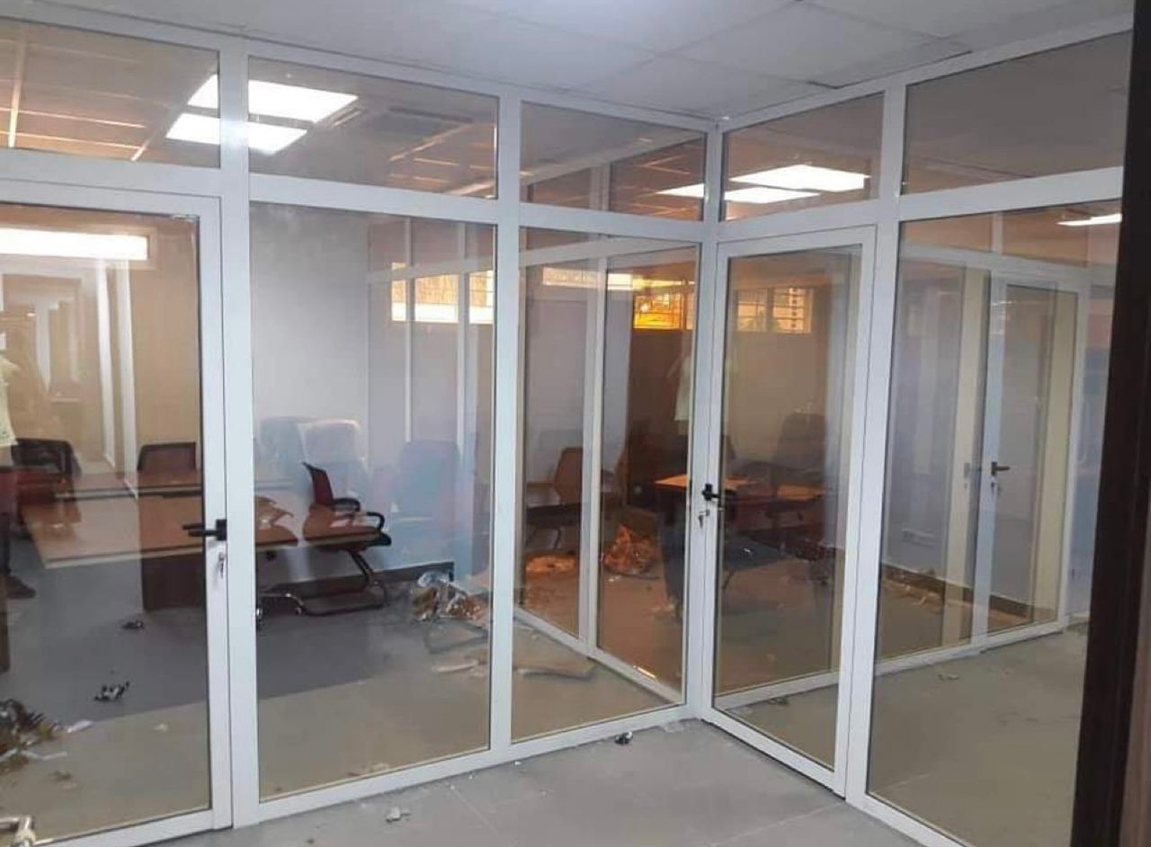 BAIE VITREE OUVRANTE A LA FRANCAISE PVC ET ALUMINIUM ABIDJAN — photo 3